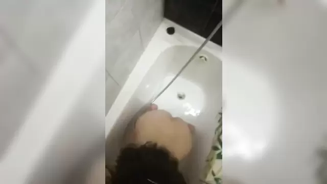 Молодая узбечка сосет парню в ванне
