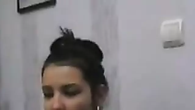 Молодая узбечка показала попку другу